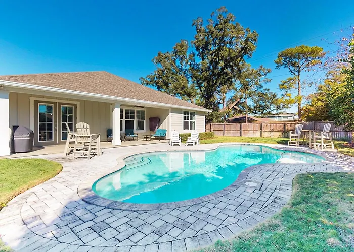 Contemporary Dog-friendly Retreat With Pool & Patio - Near Shops & Attractions Holiday home *