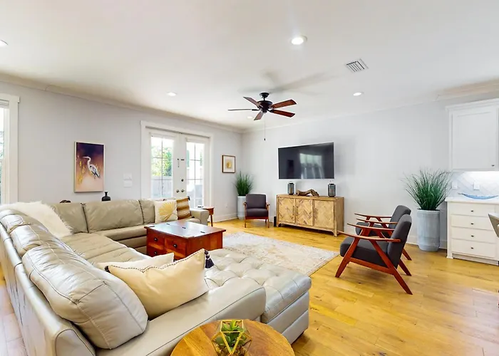 Holiday home Contemporary Dog-friendly Retreat With Pool & Patio - Near Shops & Attractions