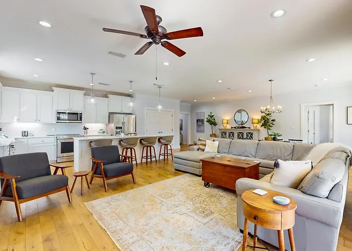 Contemporary Dog-friendly Retreat With Pool & Patio - Near Shops & Attractions *