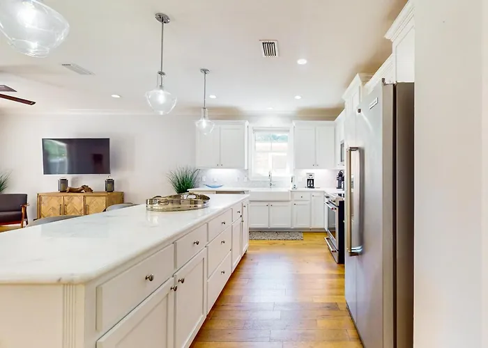 Holiday home Contemporary Dog-friendly Retreat With Pool & Patio - Near Shops & Attractions Pensacola
