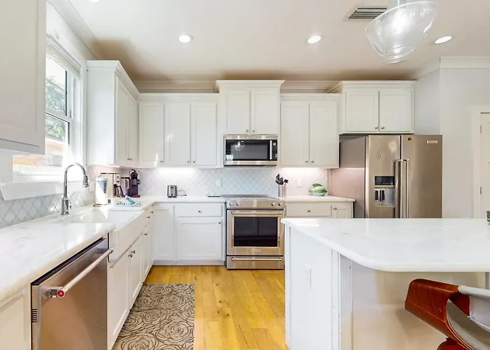 Contemporary Dog-friendly Retreat With Pool & Patio - Near Shops & Attractions Pensacola