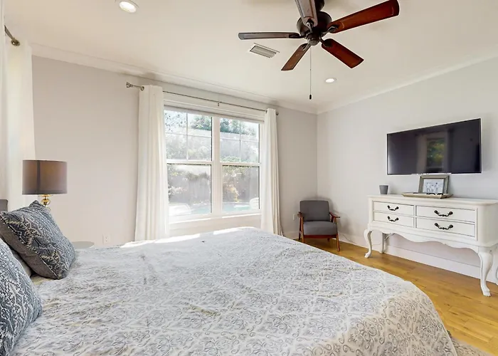 Contemporary Dog-friendly Retreat With Pool & Patio - Near Shops & Attractions