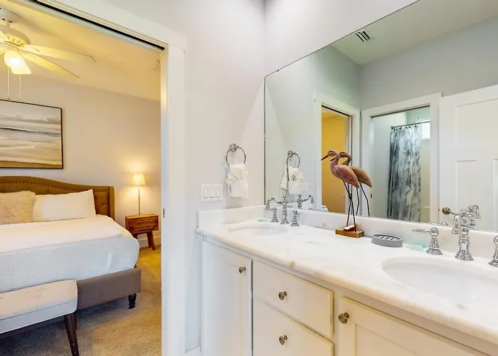 Contemporary Dog-friendly Retreat With Pool & Patio - Near Shops & Attractions Holiday home Pensacola
