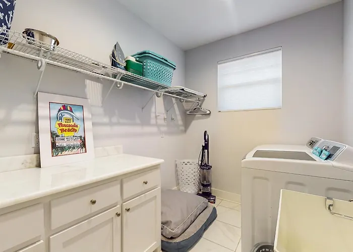 Contemporary Dog-friendly Retreat With Pool & Patio - Near Shops & Attractions Pensacola