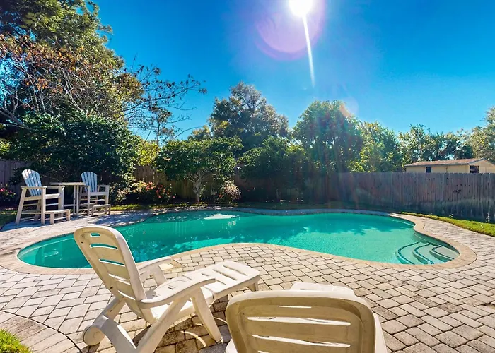 Contemporary Dog-friendly Retreat With Pool & Patio - Near Shops & Attractions Holiday home