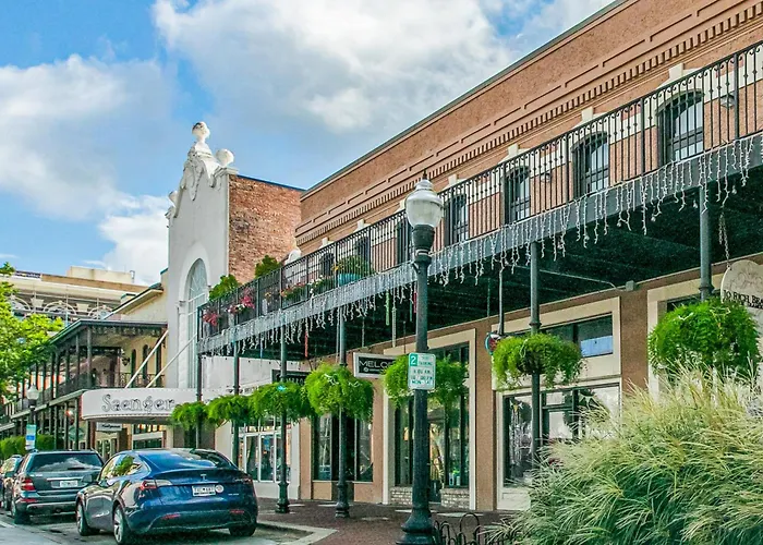 Contemporary Dog-friendly Retreat With Pool & Patio - Near Shops & Attractions Pensacola
